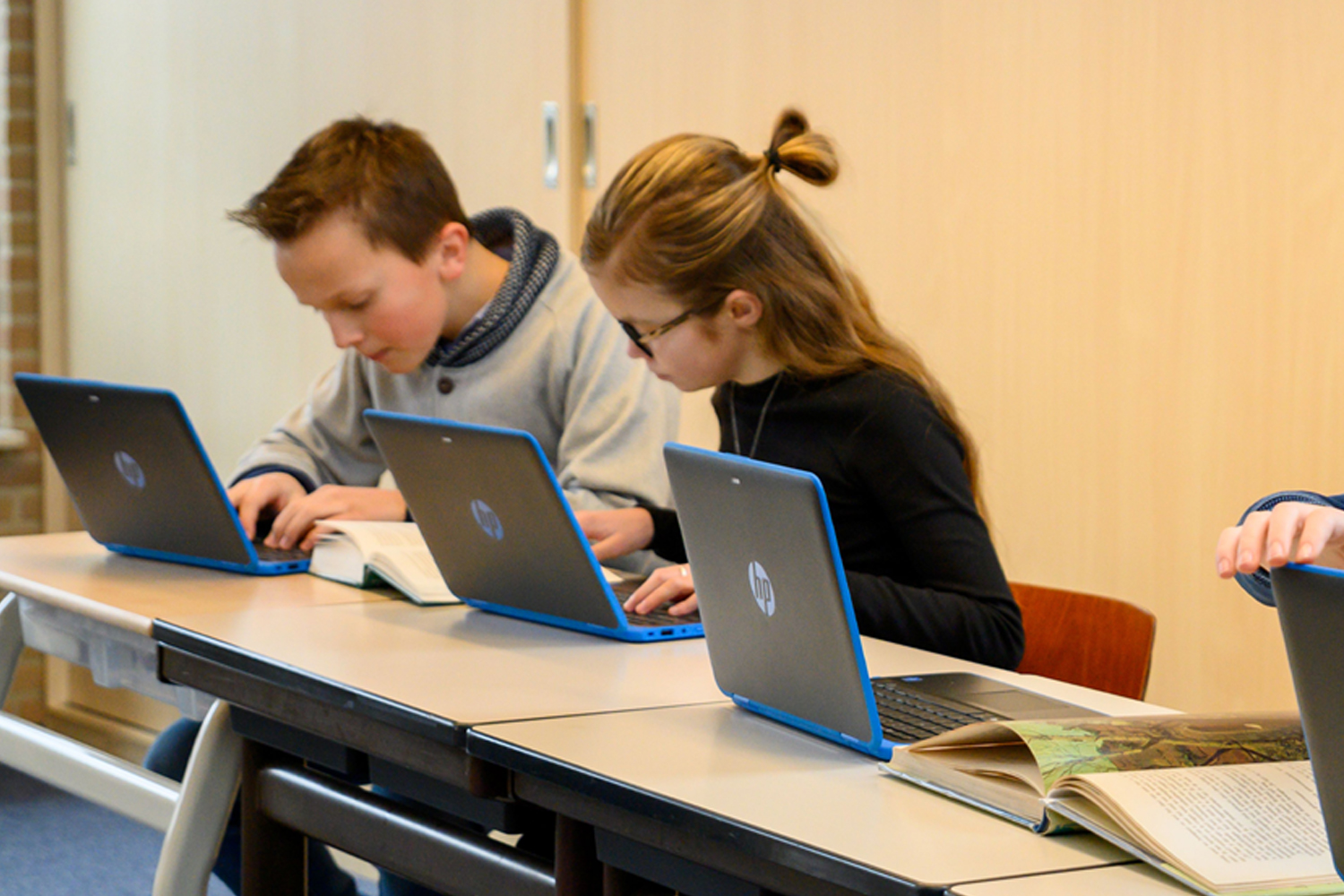 Kinderen werken op laptops